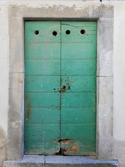 Türkise alte Holztür in den Gassen von Italien