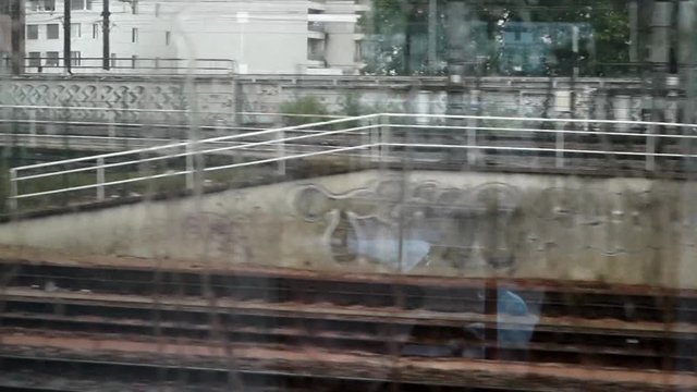 Treno in partenza vista dal finestrino