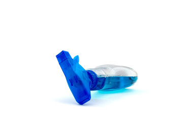 glasreiniger auf einem weissen hintergrund