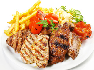 Grillteller mit Pommes Frites und Gemüse
