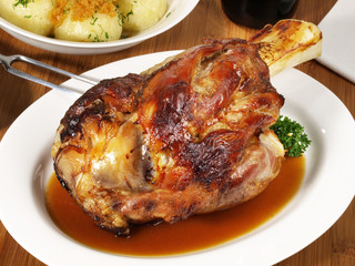 Kalbshaxe mit Knödel