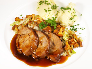 Scheiben von der geschmorten Kalbshaxe mit Kartoffelpürree