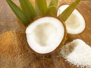 Kokosnuss mit Kokosblütenzucker