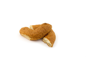 sesam ring auf einem weissen hintergrund