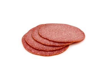 salami scheiben auf einem weissen hintergrund
