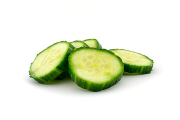 gurkenscheiben auf einem weissen hintergrund