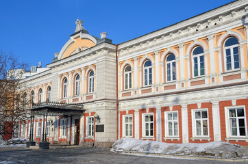 Fototapeta na wymiar Иркутск, историческое здание, в котором с 1884 года располагалось Трапезниковское промышленное (техническое) училище