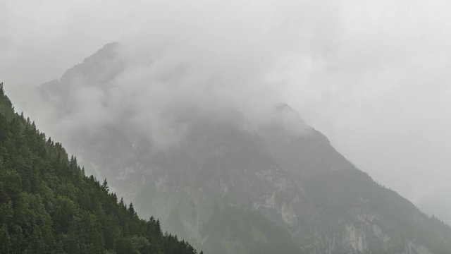 Wolkenflug über Berg in den Tiroler Alpen 03