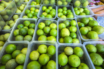 citrons verts dans des barquettes