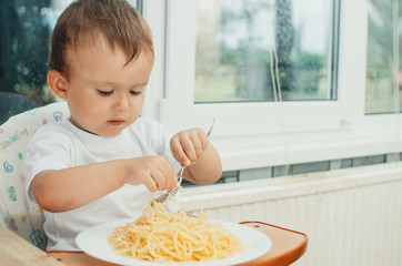 the child greedily eating pasta