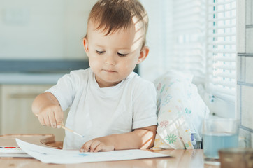 Charming draws paints on paper © komokvm