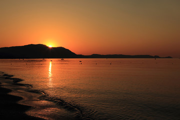 Wschód słońca mad morzem na wyspie Rodos.