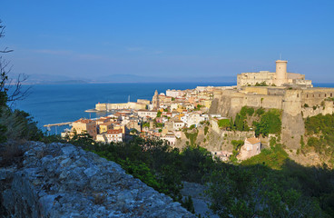 Obraz premium Castle of Gaeta and the town in the rays of the setting sun