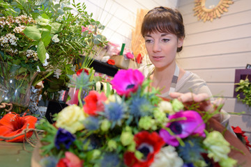 Vrouwelijke bloemist achter bloemen