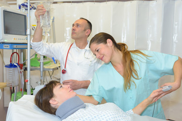 Obraz premium Nurse showing kindness to female patient