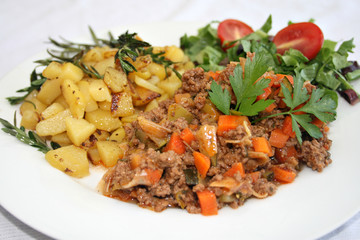 organisch, lifestyle, hackfleisch, gemüse, pfanne, zucchini, lauch, möhren, rosmarin, thymian, kartoffeln, salat, anlasser