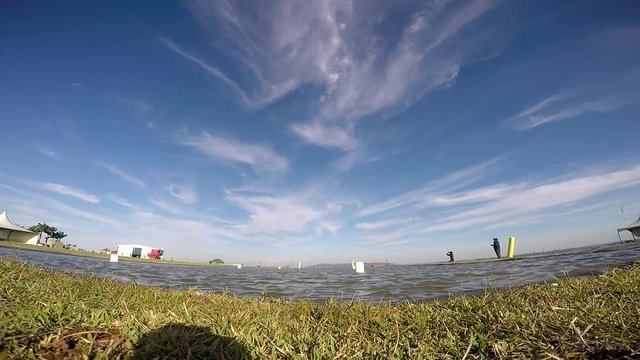 Pousando paraquedas na &aacute;gua