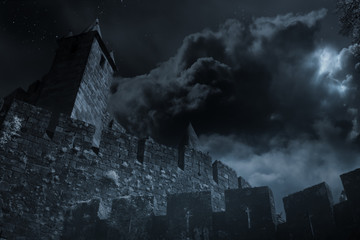 Middeleeuws kasteel in een volle maannacht