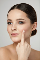 Obraz premium Woman Skin Beauty. Girl With Natural Makeup Touching Skin