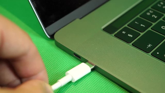 USB-C Type Connecting to the Laptop and unplug