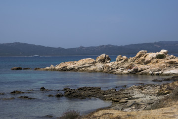 Scogli sul mare in Sardegna, Italia
