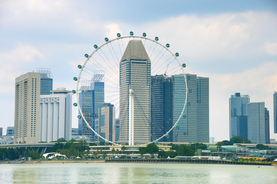 Singapore Ferries Wheel and skyscrapers