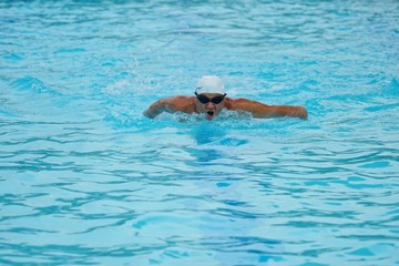 Elderly swimming is a healthy exercise that maintains health.