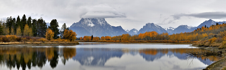 Fototapeta na wymiar Panoramic image of Mt Moran on a fall morning relected on the Sanke river's Oxbow Bend