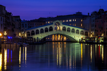 Fototapeta na wymiar Venice's iconic Rialto Bridge at twilight