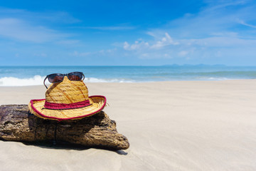Obraz premium hat and sunglasses on beautiful beach