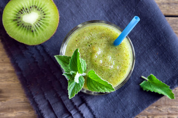 Green kiwi smoothie with mint