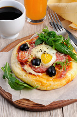 Mini pizza for breakfast