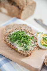 Vollkornbrot mit Butter und Schnittlauch 
