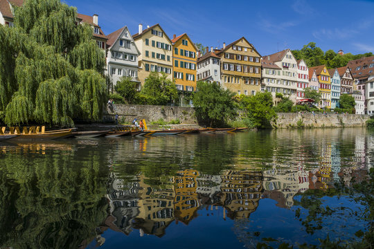 Die T&uuml;binger Neckarfront im Sommer mit blauen Himmel 