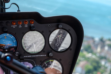 Armatur mit Messgeräten eines Helikopter im Flug © Bernd Schmidt