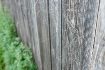 Graue Wand aus Holz als Nahaufnahme eines Schuppen