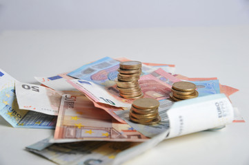 Geldmünzen und Scheine Euro Hartgeld Papiergeld