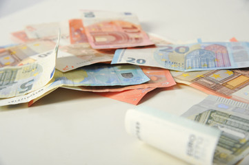 Geldmünzen und Scheine Euro Hartgeld Papiergeld