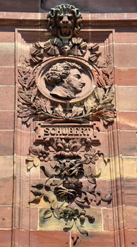 Relief Franz Schuberts an der Fassade der Aubette am Kleberplatz