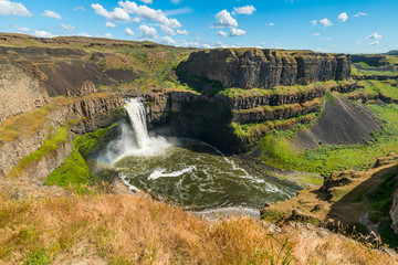 Fototapeta premium Amazing vertical slopes created by nature. Palouse falls state park, Eastern Washington