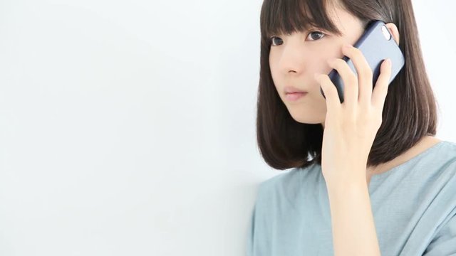 スマートフォンを使う女性