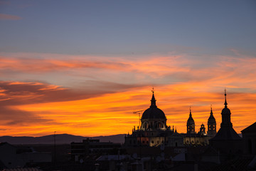 Fototapeta na wymiar Tramonto sulla Cattedrale dell'Almudena, Madrid