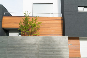 住宅の外構　デザイン　コンクリート打ち放しと木の組み合わせ