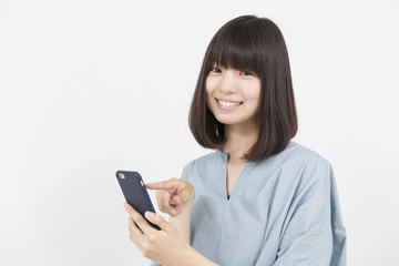 Naklejka premium スマートフォンを使う女性