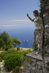 Capri, vista dei faraglioni con statua di tiberio