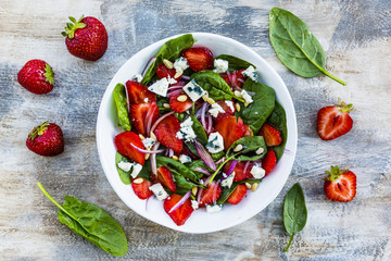 Fototapeta na wymiar Delicious and healthy strawberry salad and spinach with blue cheese. 