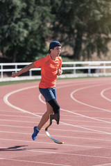 Obraz premium Disabled man athlete training with leg prosthesis.
