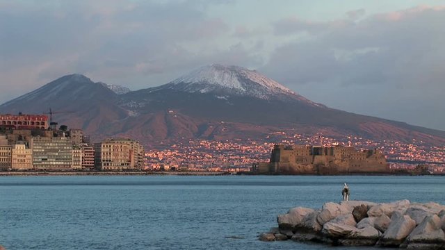 Napoli, Mergellina sullo sfondo Castel dell'ovo e il Vesuvio innevato