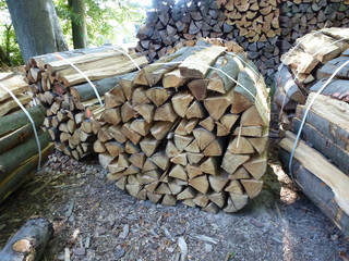 Gebündeltes Brennhholz
