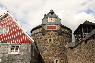 Fototapeta na wymiar Batterie-und Glockenturm auf Schloss Burg an der Wupper